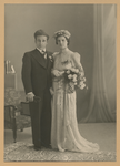 860643 Portret (trouwfoto) van Antoon Ferdinand Stomp (5-8-1917) en Cornelia Rose (1-2-1921), zij gingen wonen in de ...